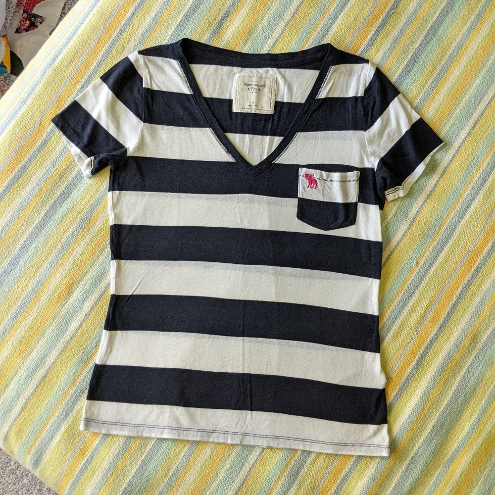 Vintage Y2K Abercrombie and Fitch navy/white rugby-striped knit top Medium